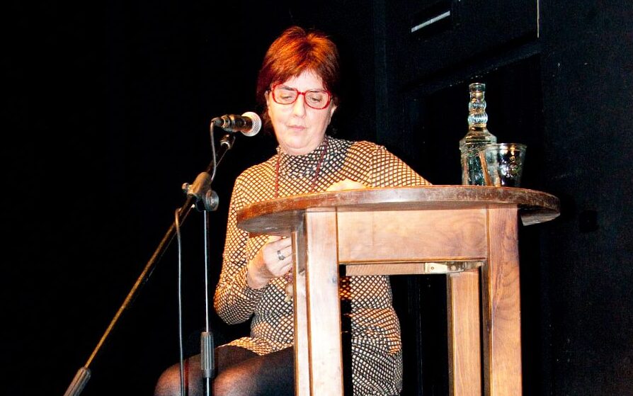 Emma leyendo 'No son más que ratas'
